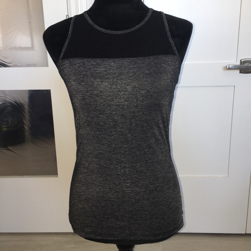 Cute Lorna Jane Mesh Chest Gray Top 🖤🥰